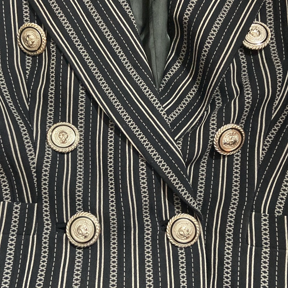 Beautiful, vesace blazer, no lowballs - Picture 4 of 12